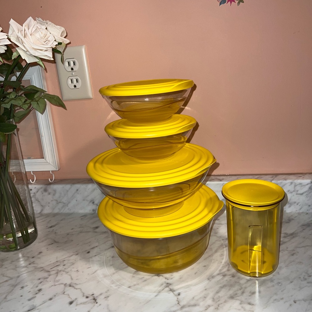 😍 New Tupperware set of 5 yellows bowl/ containers.